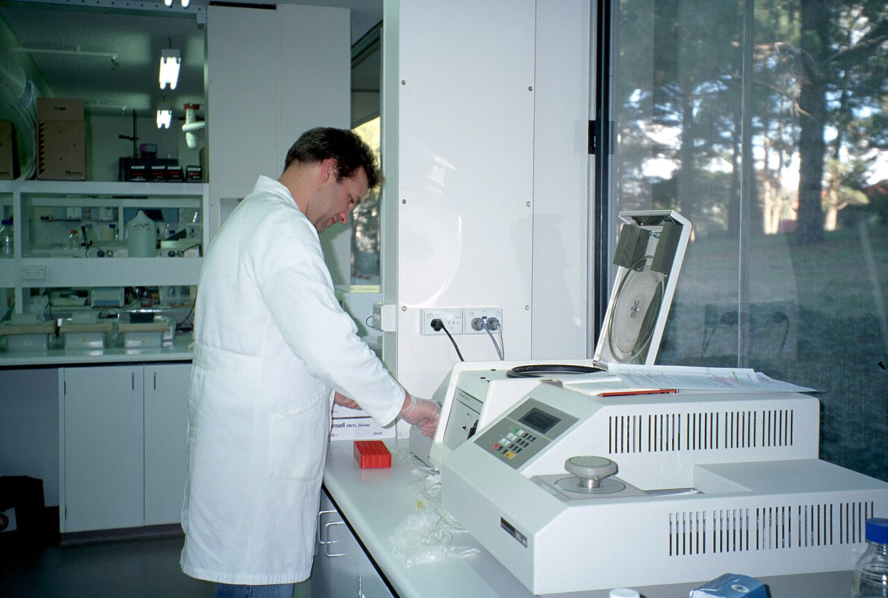 Uređaj za lančanu reakciju polimerazom (PCR) u genetičkom laboratoriju; molekularna potvrda uzročnika