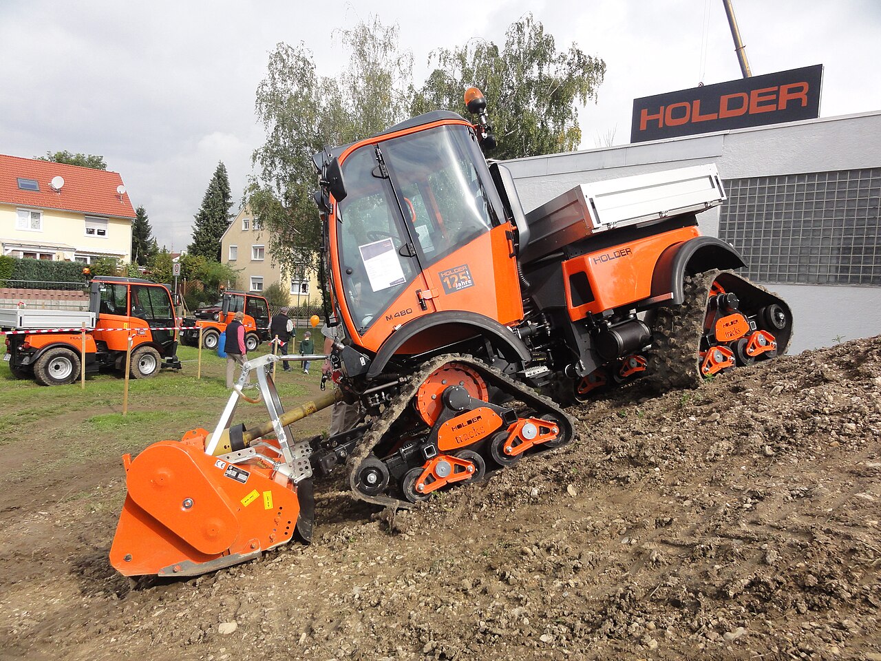 Traktor s atomizerom u nasadu — stroj visoke godišnje iskorištenosti